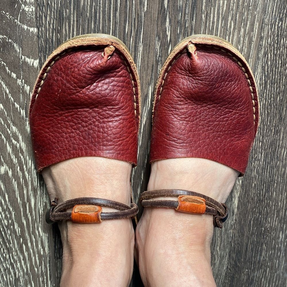 Source Unknown Burgundy Leather Toe-Loop Sandals with Black Footbed - Picture 2 of 10